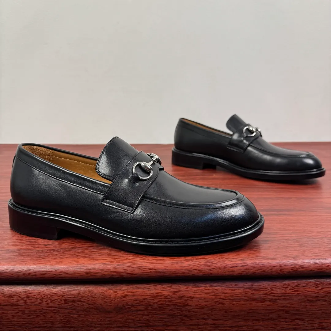 Batch 980 Gucci/Gucci new men's loafers with horsebit buckle! These classic loafers, embellished with a horsebit buckle, embody timeless elegance and pay homage to the brand's rich heritage. The carefully crafted leather sole and semi-circular toe inject new charm into the entire design. Iconic accessories and metal buckle finishes complement each other, classic loose fit, solid color leather highlights the simple and rustic temperament. Select high-quality leather. Pay attention to the details of the leather material. The texture is bright. The leather has excellent toughness. It is soft, comfortable and durable. The dyed calfskin lining has uniform and fine holes, soft and comfortable. The thickened leather outsole and the composite rubber bottom sheet at the heel are extremely comfortable, wear-resistant and non-slip. It is the first choice for light weight. It is versatile and luxurious, and comes with a full set of packaging! Size: 39-40-41-42-43-44 leather shoe size (can be customized to 38.45.46) Item number: 812158 black cowhide